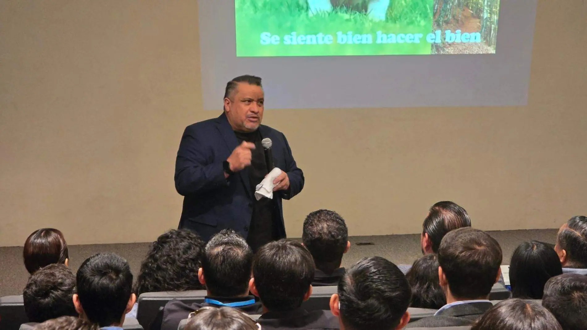 Luis Luján impartiendo conferencia a estudiantes